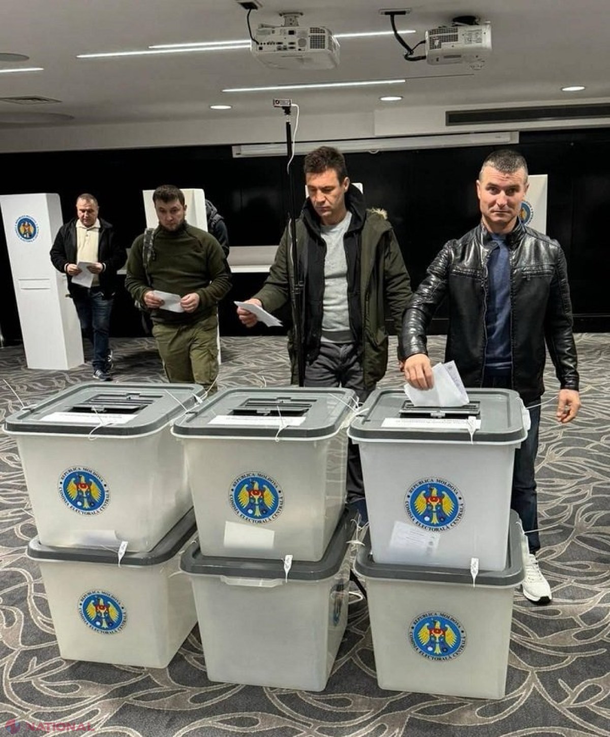 COMPARAȚIE // Mobilizare mai bună la vot la aceste alegeri față de turul I de la prezidențialele de acum patru ani: CEC anunță că referendumul era aproape de pragul de validare către ora 15.00