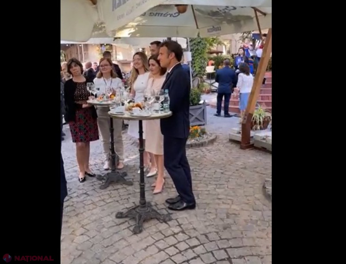 VIDEO // Emmanuel Macron și Maia Sandu, PLIMBARE prin centrul Chișinăului. Cei doi șefi de stat au stat în stradă la o CAFEA
