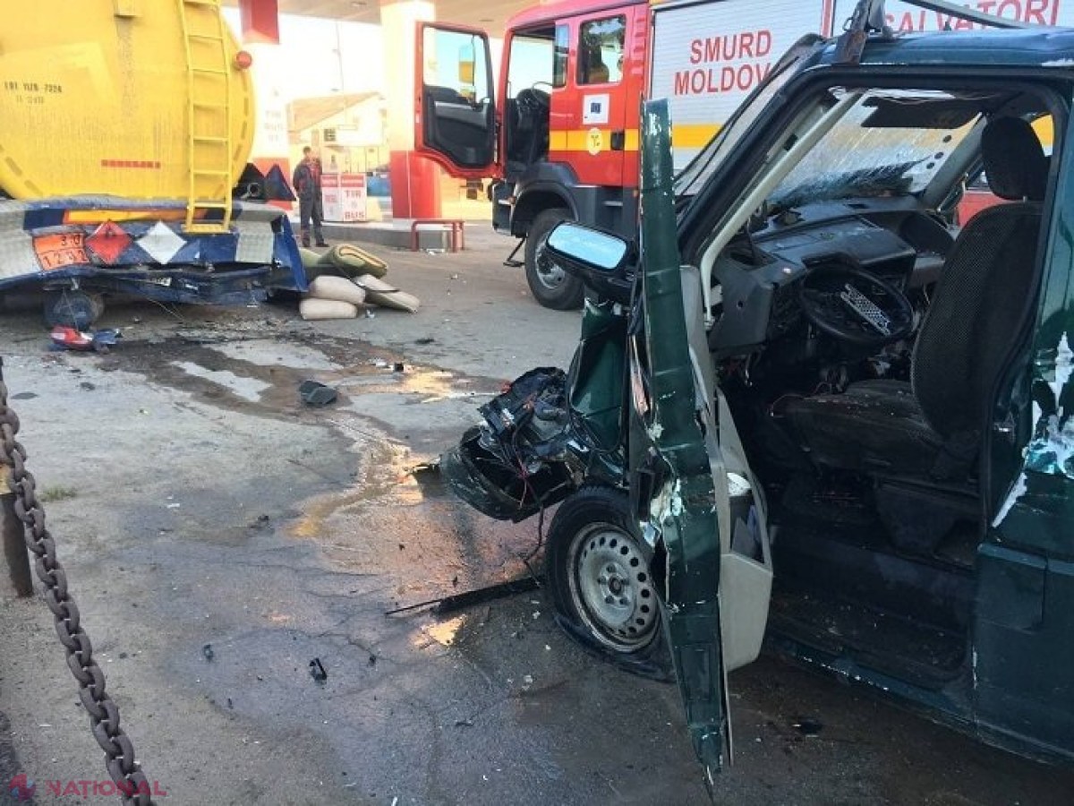 FOTO // ACCIDENT: Un șofer a intrat într-o cisternă de pe teritoriul unei stații PECO, la ieșirea din Chișinău