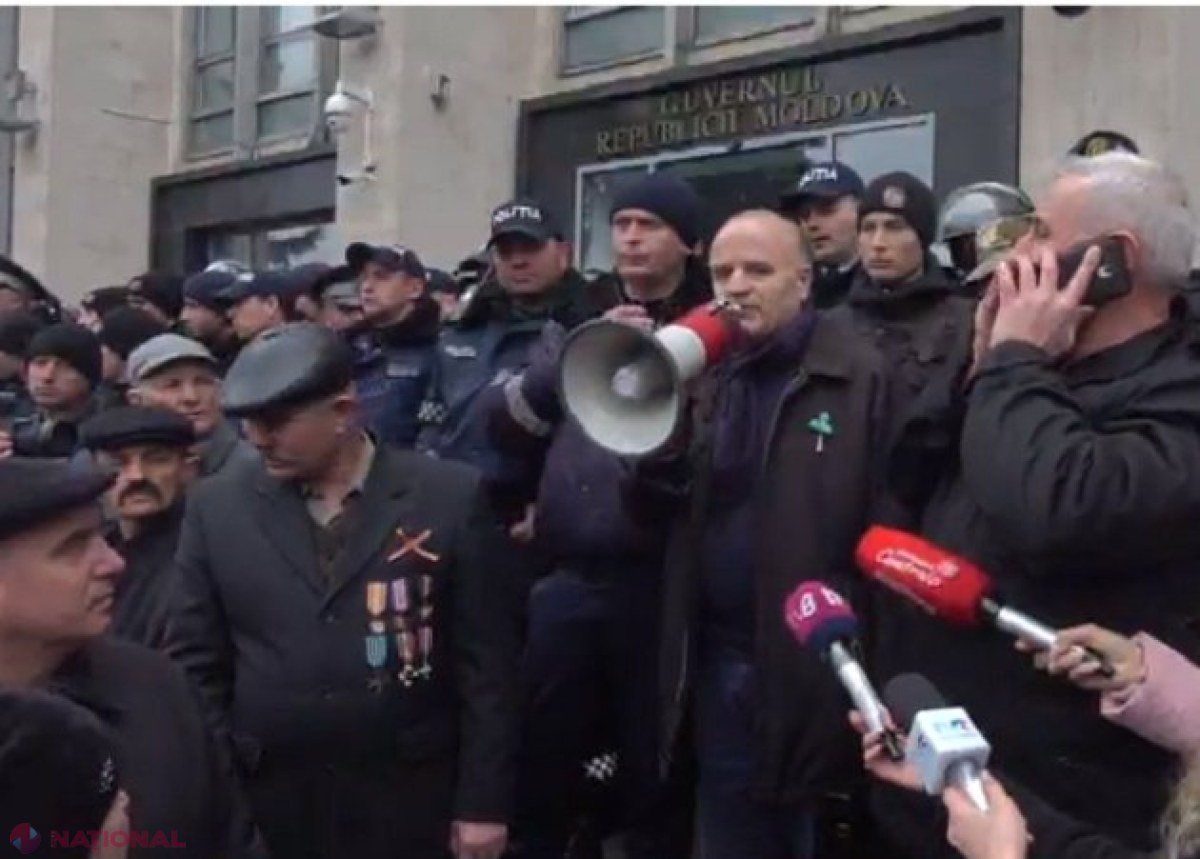 VIDEO // Autospeciala care poate dispersa mulțimea utilizând tunul de apă, parcată în spatele Guvernului: Importante forțe de ordine apără clădirea Executivului asaltată de veterani