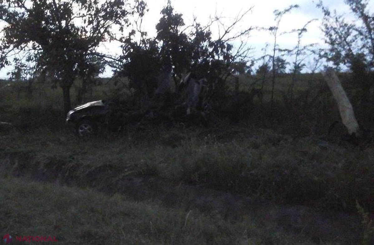 ACCIDENT groaznic lângă Chişinău: Trei persoane au ARS de vii, după ce o maşină s-a izbit într-un copac