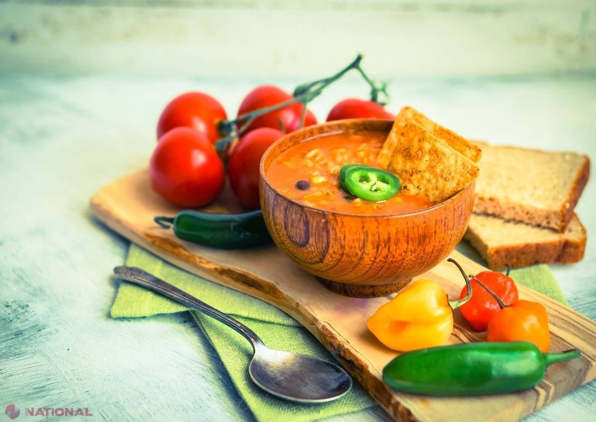 REȚETĂ // Supă cu avocado, chili, ridichi şi tortilla crocantă