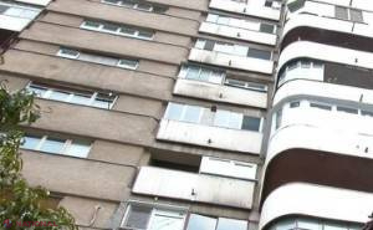 Un copil de doi ani a căzut de la etajul cinci al unui bloc de locuit 