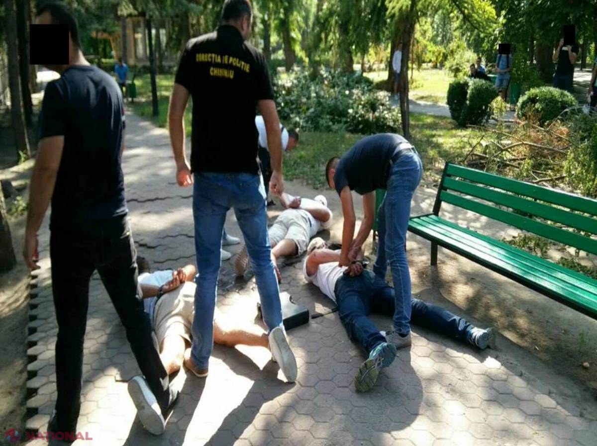 Luați-vă măsuri de PRECAUȚIE când mergeți cu mașina la cumpărături: Ce făceau câțiva inși în parcările centrelor comerciale din Chișinău? Imagini VIDEO