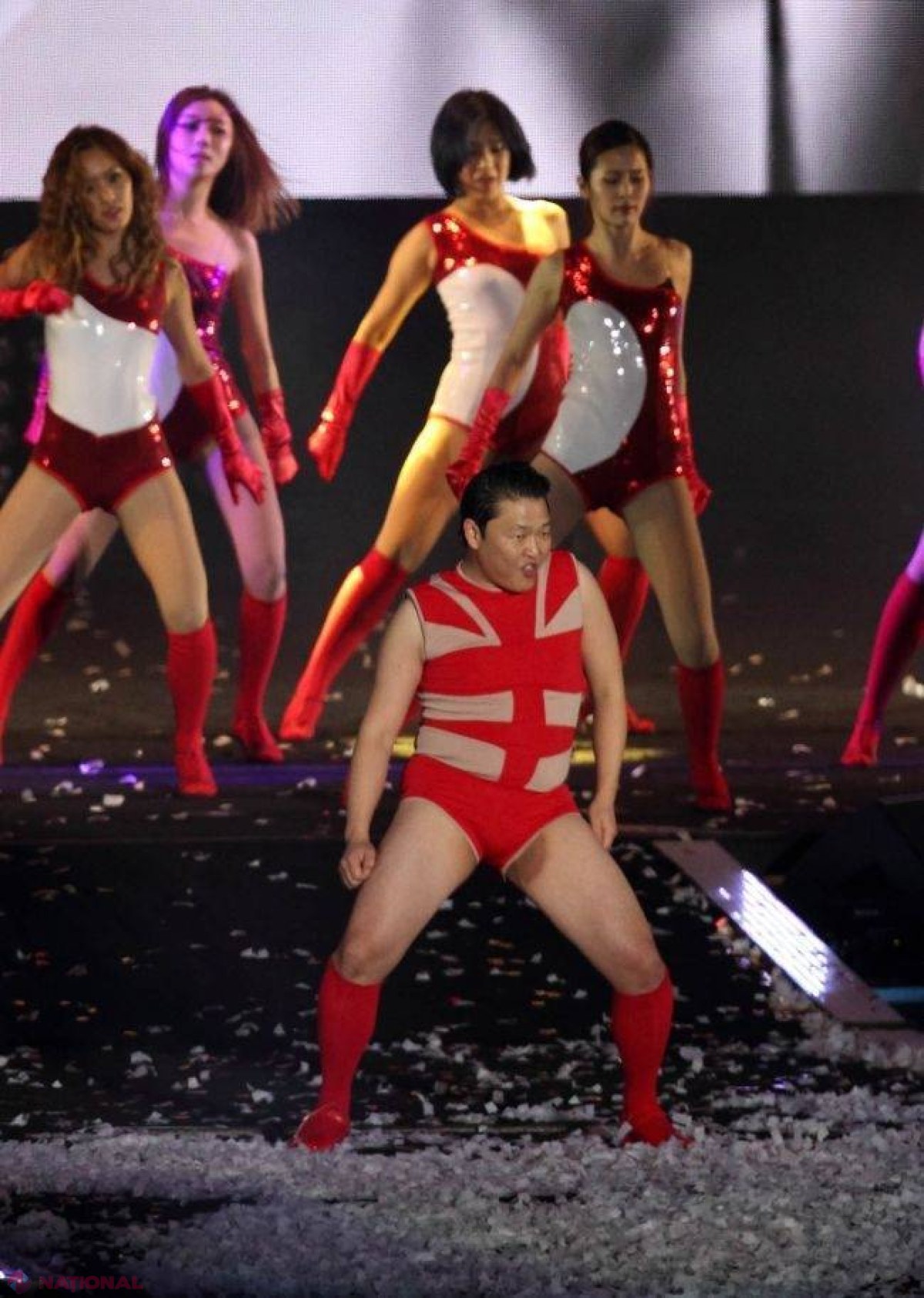 VIDEO O să râzi cu lacrimi! PSY a imitat-o pe Beyonce, îmbrăcat într-un body roșu