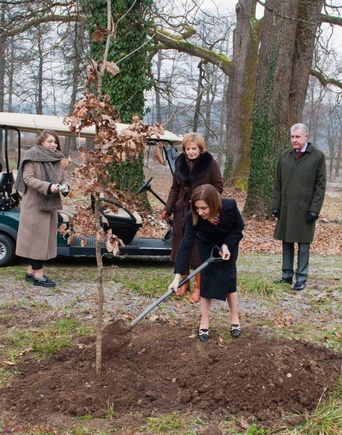 GALERIE FOTO // Preşedinta Maia Sandu, oaspetele Casei Regale din România: A plantat un stejar şi a semnat în Cartea de Aur