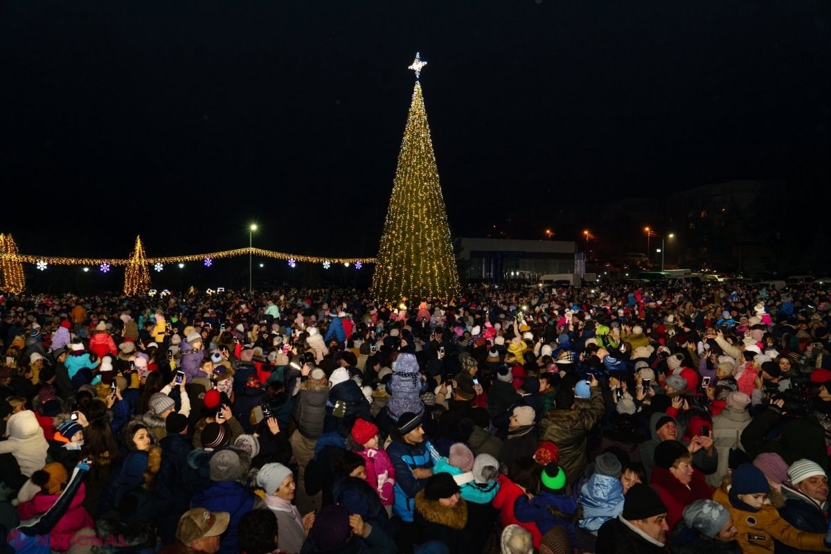 FOTO // Au luat exemplu de la autoritățile din Orhei. La Taraclia a fost inaugurat, cu mare fast, Pomul de Crăciun. Circa 4 000 de persoane au participat la eveniment