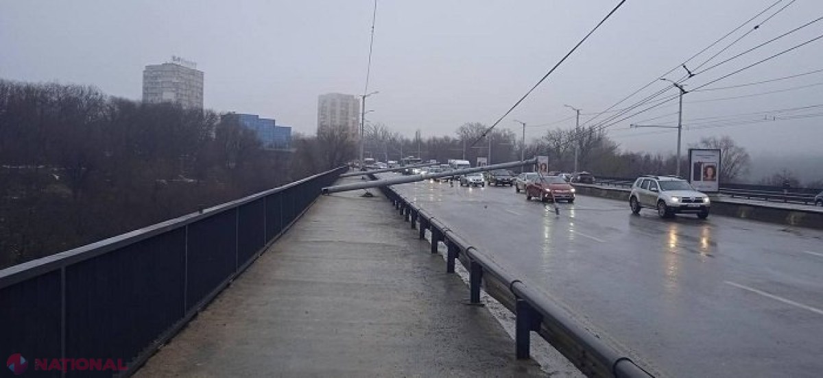Decizia luată de autoritățile din Chișinău, după ce doi piloni de electricitate s-au prăbușit pe viaductul din capitală 