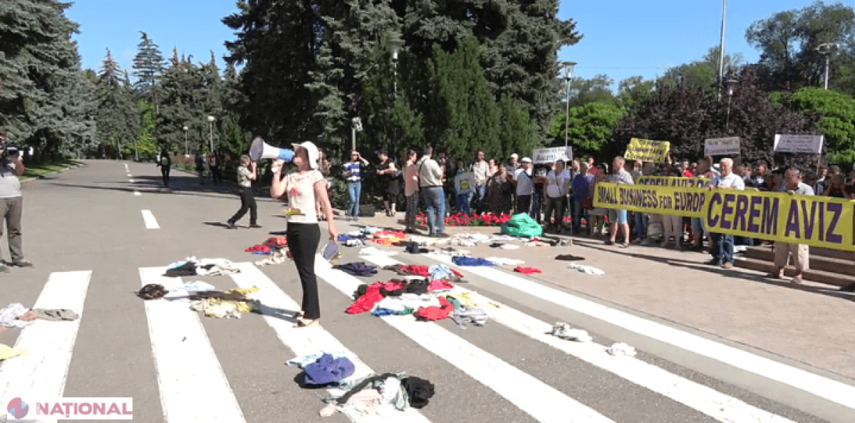 Protest la Guvern. Zeci de oameni și-au aruncat hainele pe jos în fața instituției
