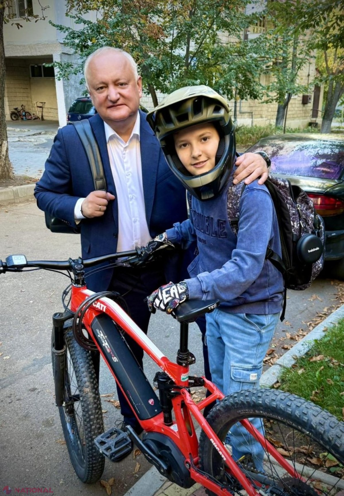 FOTO // Dodon, proletar de mucava. Socialistul căruia Plahotniuc îi întindea „kuliokul” se plânge de „vremuri grele”, dictatură, dar își trimite mezinul la școală cu o bicicletă de 10 000 de Euro