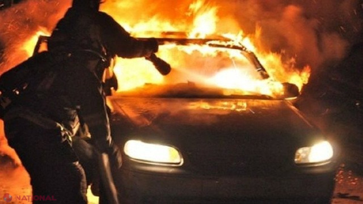 O mașină a fost cuprinsă de flăcări la Ungheni. Două echipaje de pompieri au intervenit pentru stingerea incendiului