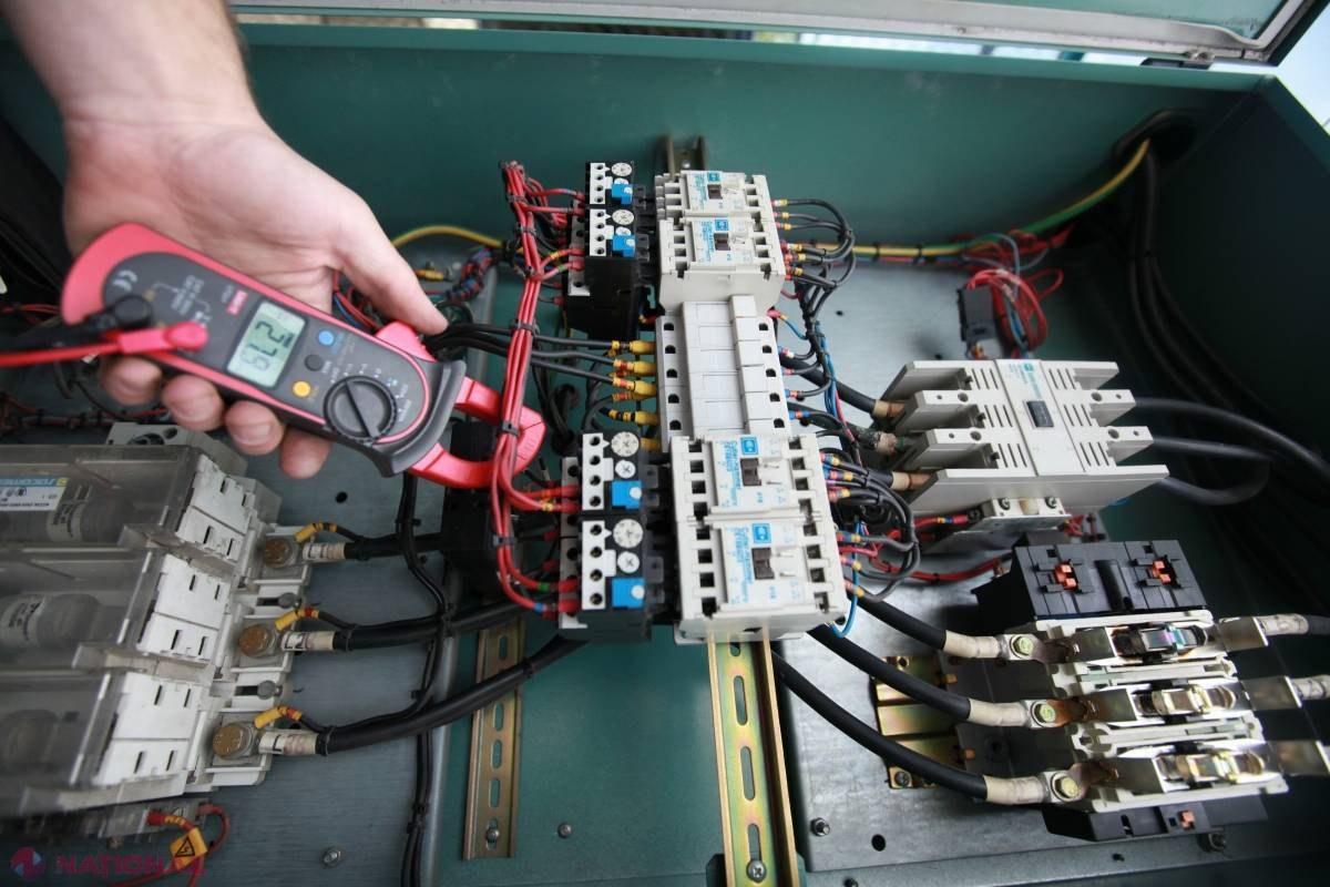 Sute de consumatori din R. Moldova au rămas FĂRĂ energie electrică, după ce hoții au furat uleiul din transformatoare