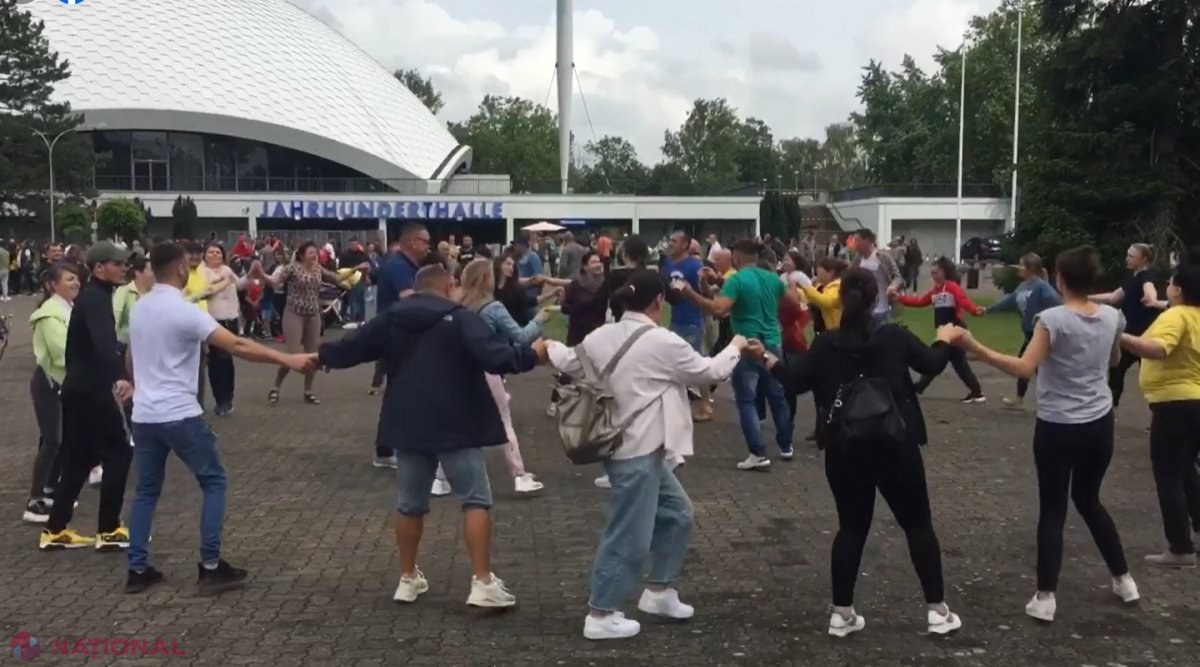 VIDEO // Moldovenii de la Frankfurt au încins o HORĂ în fața secției de VOTARE ​