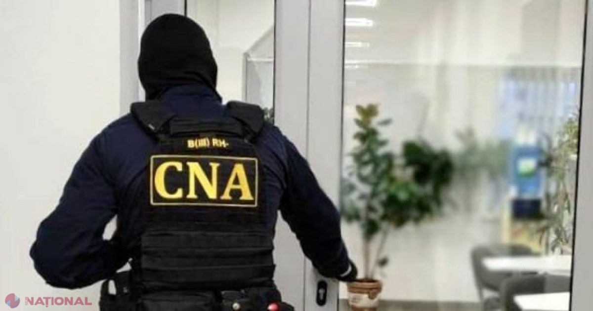 Un polițist din Strășeni s-a pomenit cu mascații de la CNA la ușă, după ce a fost DENUNȚAT pentru trafic de influență