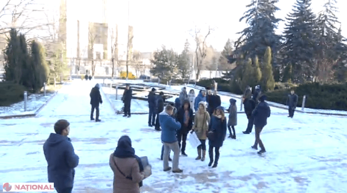 VIDEO // Acțiune de PROTEST la Parlament ÎMPOTRIVA aprobării legii privind „liberalizarea capitalului și stimularea fiscală”