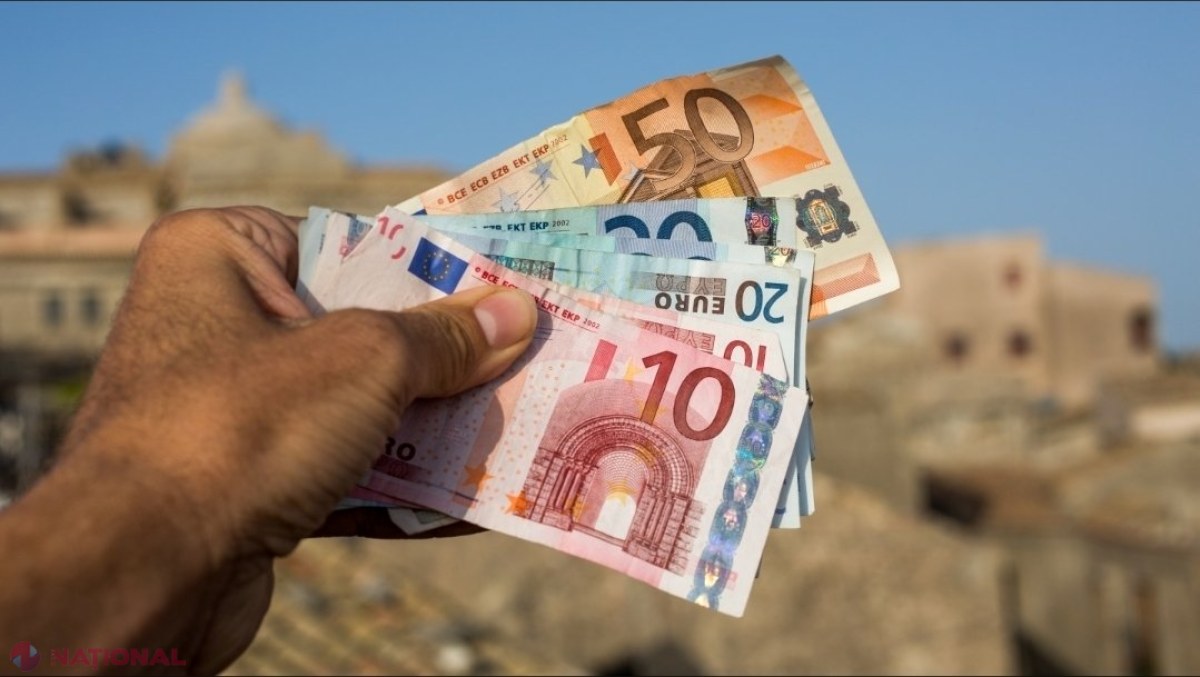 „Țineți niște bani la saltea”. O bancă centrală îi sfătuiește pe cetățeni să aibă bani cash casă. Care e suma recomandată