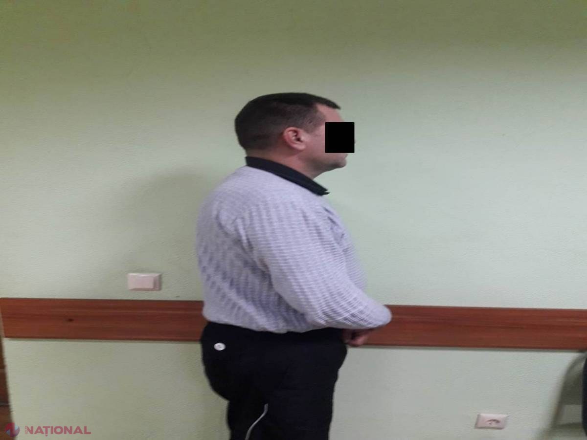 Un chișinăuean a spart două mașini parcate în sectorul Ciocana al capitalei și a furat bunuri de zeci de mii de lei