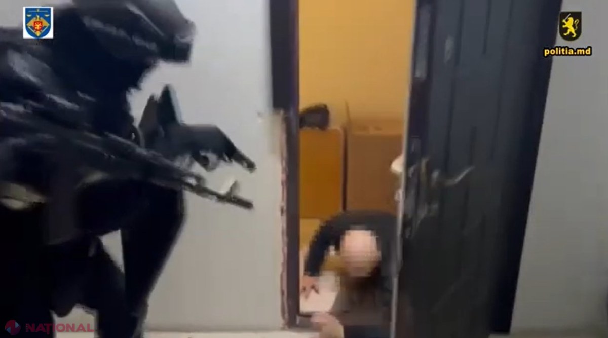 VIDEO // Un bărbat a fost bătut măr și amenințat cu MOARTEA, după ce ar fi refuzat să-i facă pe plac unui „prieten”. Suspectul a fost luat pe sus de mascații de la „Fulger”