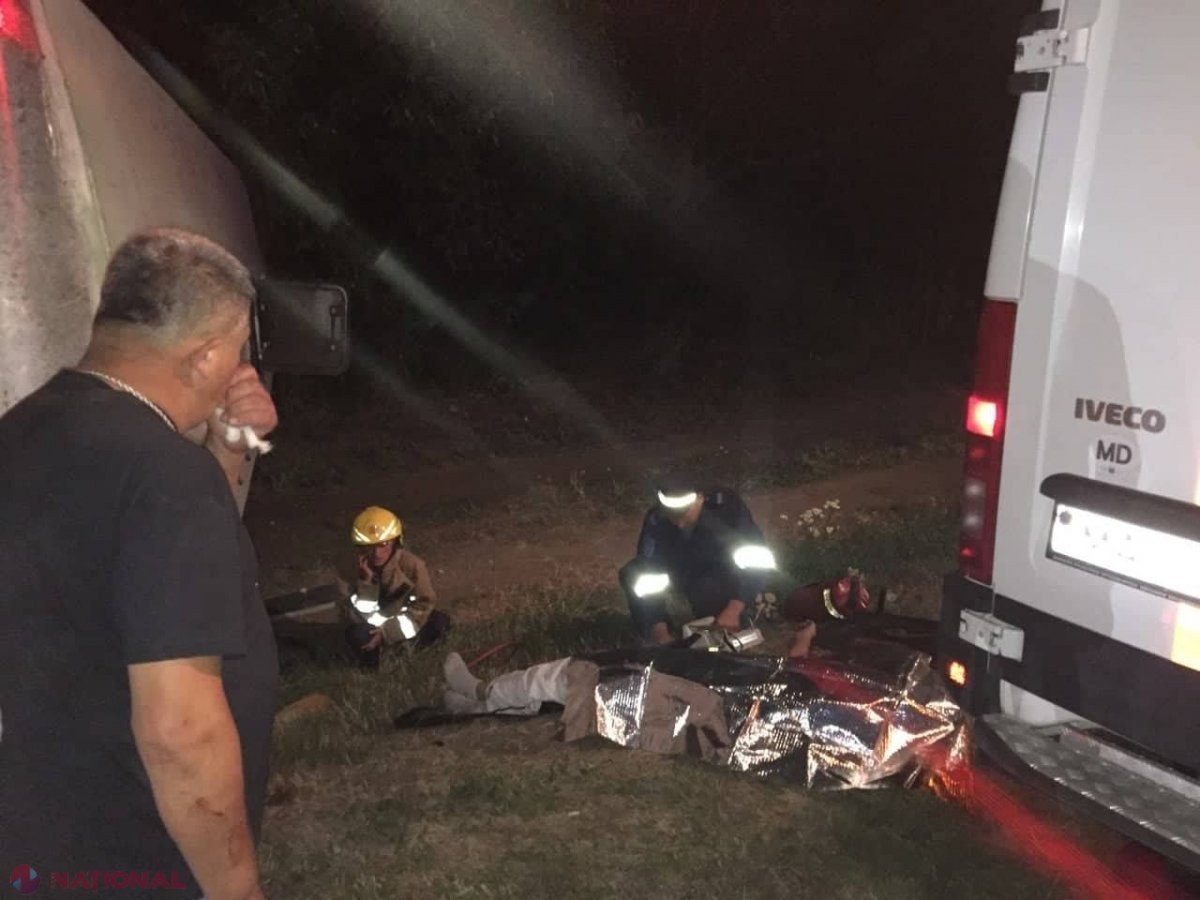 FOTO, UPDATE // Autocar plin cu moldoveni care mergeau la Zatoka, accident teribil la Ștefan Vodă: Trei persoane, decedate pe loc 