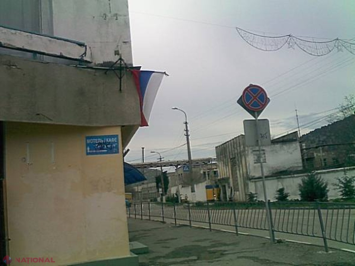 FOTO // Militarii ruşi AU FUGIT din faţa sediului grănicerilor ucraineni din Sevastopol
