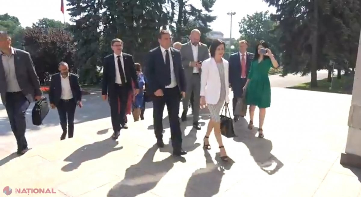 VIDEO // „Marșul poporului”, anunțat pentru duminică, se AMÂNĂ. Maia Sandu: „Vă rugăm mâine să rămâneți acasă, să sărbătoriți cu familiile și cu prietenii” 