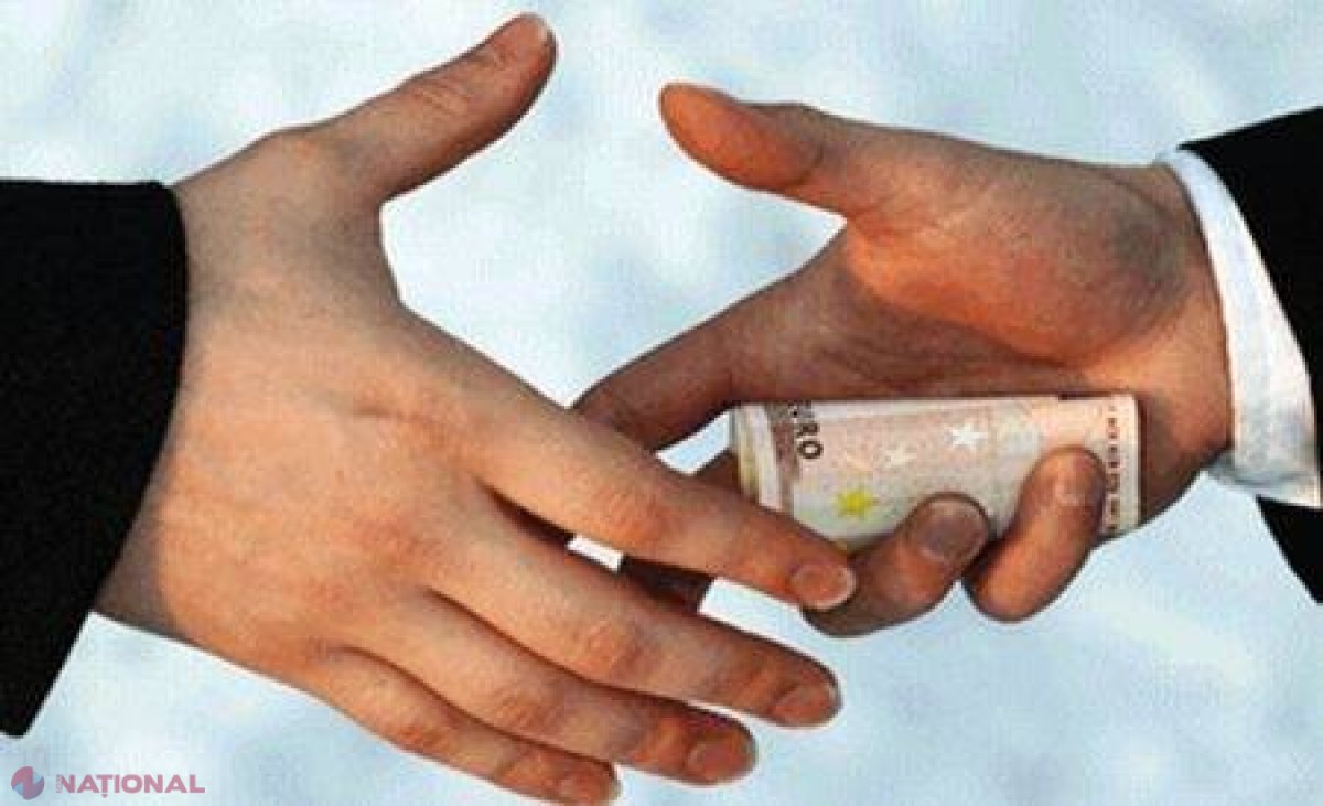 A cerut mită de la studenți pentru a le majora notele