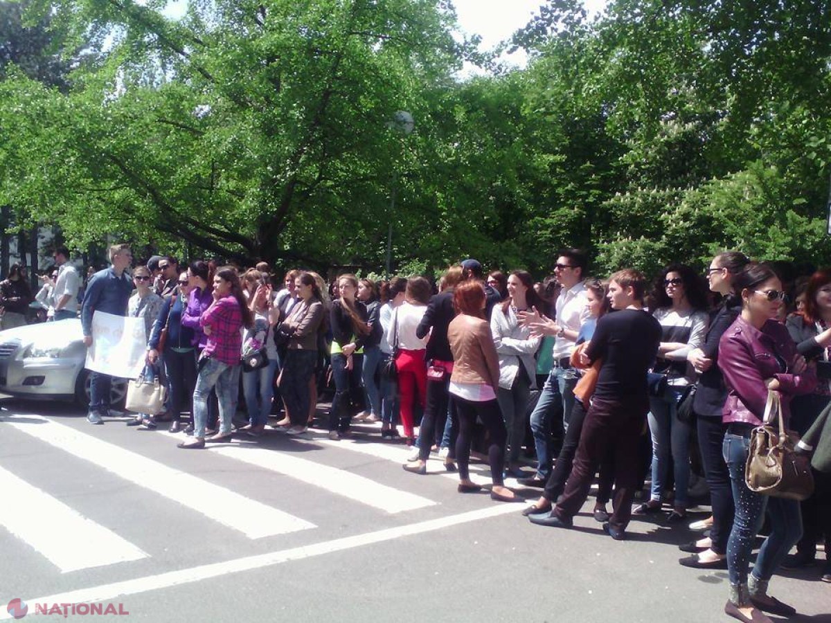 Protest la Guvern! Zeci de studenți cer anularea examenelor de stat