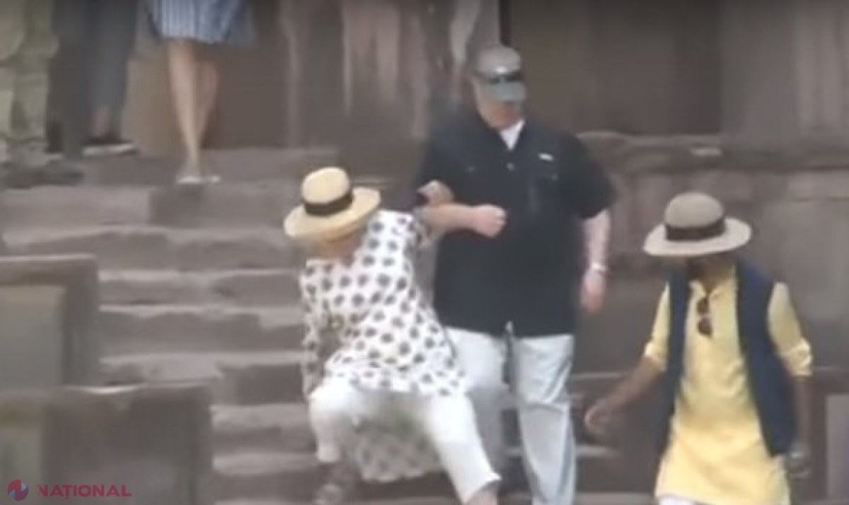 VIDEO // Hillary Clinton, din nou pe picior greșit! S-a împiedicat în timpul unei excursii