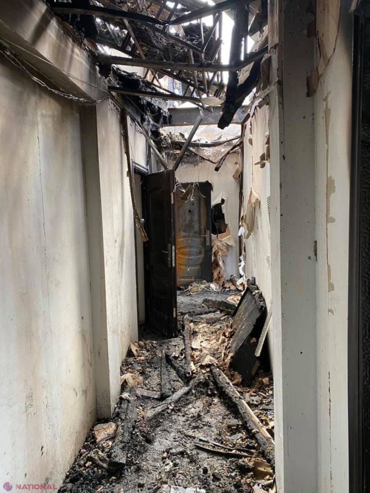 FOTO // 20 de familii au rămas fără locuințe în prag de iarnă în urma incendiului de la Buiucani: De la ce ar fi izbucnit focul ce a făcut scrum o întreagă mansardă