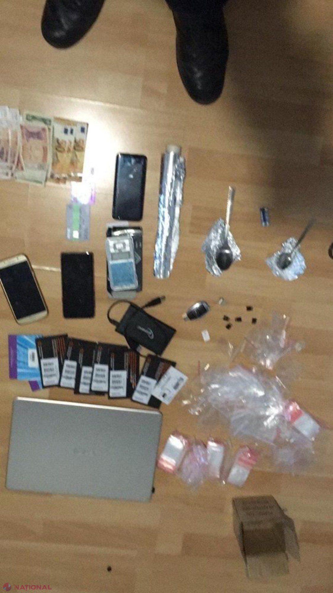 FOTO // Percheziții de amploare: Bănuiții și-au deschis magazine ONLINE de vânzare a DROGURILOR. Venit de cel puțin 10 MILIOANE de lei