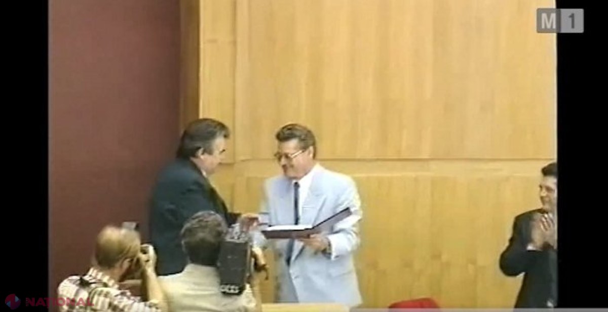 VIDEO // Momentul în care era votată în Parlament Constituția R. Moldova, pe 29 iulie 1994: Președintele Snegur a promulgat documentul în aceeași ședință