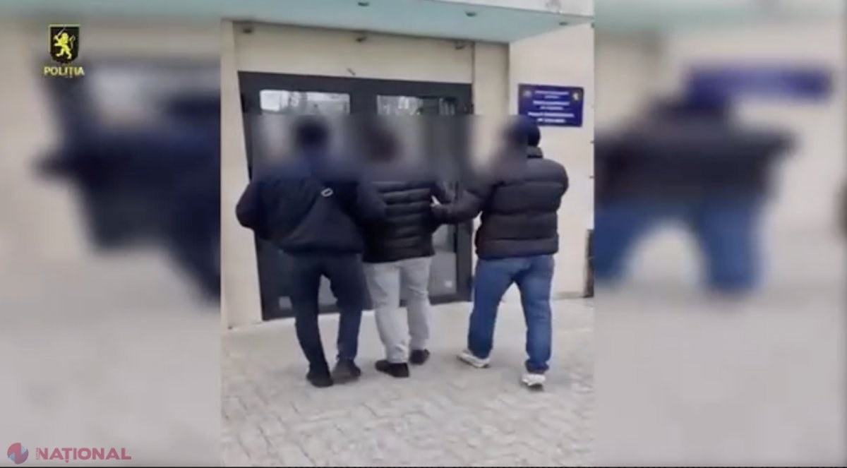 VIDEO // Hoțul de buzunare, care acționa cu multă abilitate în transportul public din Chișinău, REȚINUT de Poliție. Bărbatul reușea cu ușurință să fure portofele pline cu bani, dar și telefoane mobile