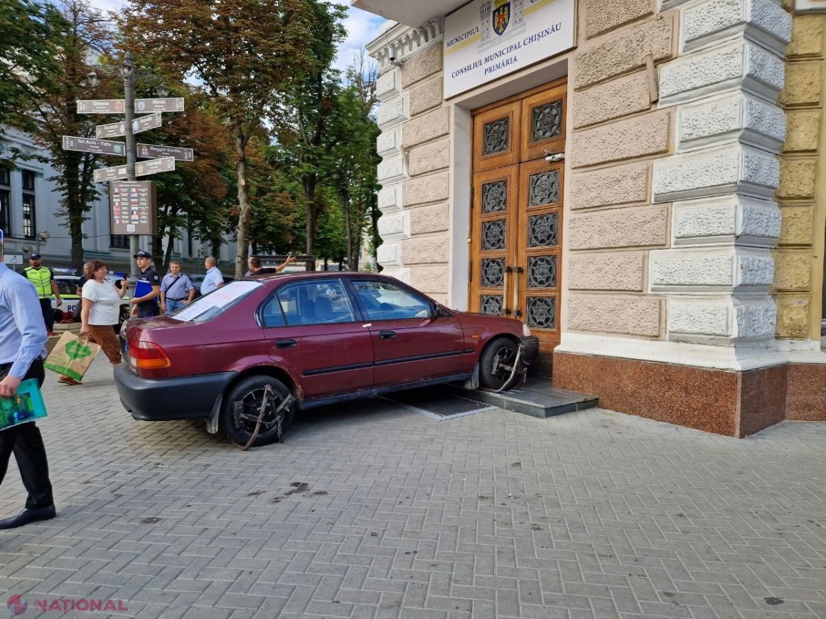 VIDEO // Un protestatar a BLOCAT cu mașina intrarea în Primăria Chișinău. Acesta a venit anterior cu o ARMĂ-brichetă în instituția publică