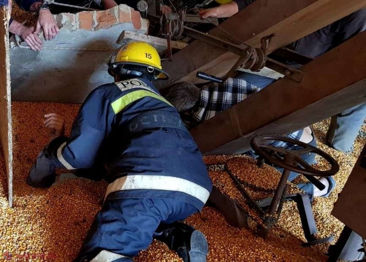 VIDEO // Un perete al unui depozit de cereale din Găgăuzia a căzut peste un bărbat și l-a acoperit cu boabe de porumb: Operațiunea salvatorilor