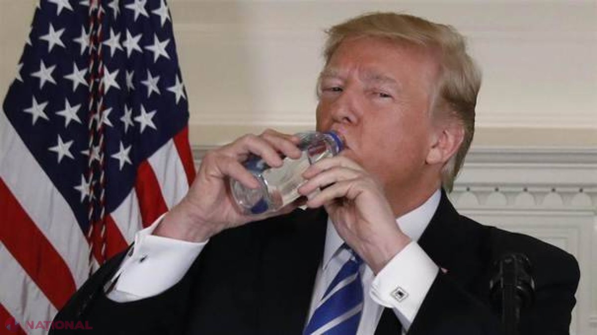 VIDEO // Cum a băut Trump, din sticlă, în direct de la Casa Albă. CIUDĂŢENIA momentului a provocat valuri de comentarii