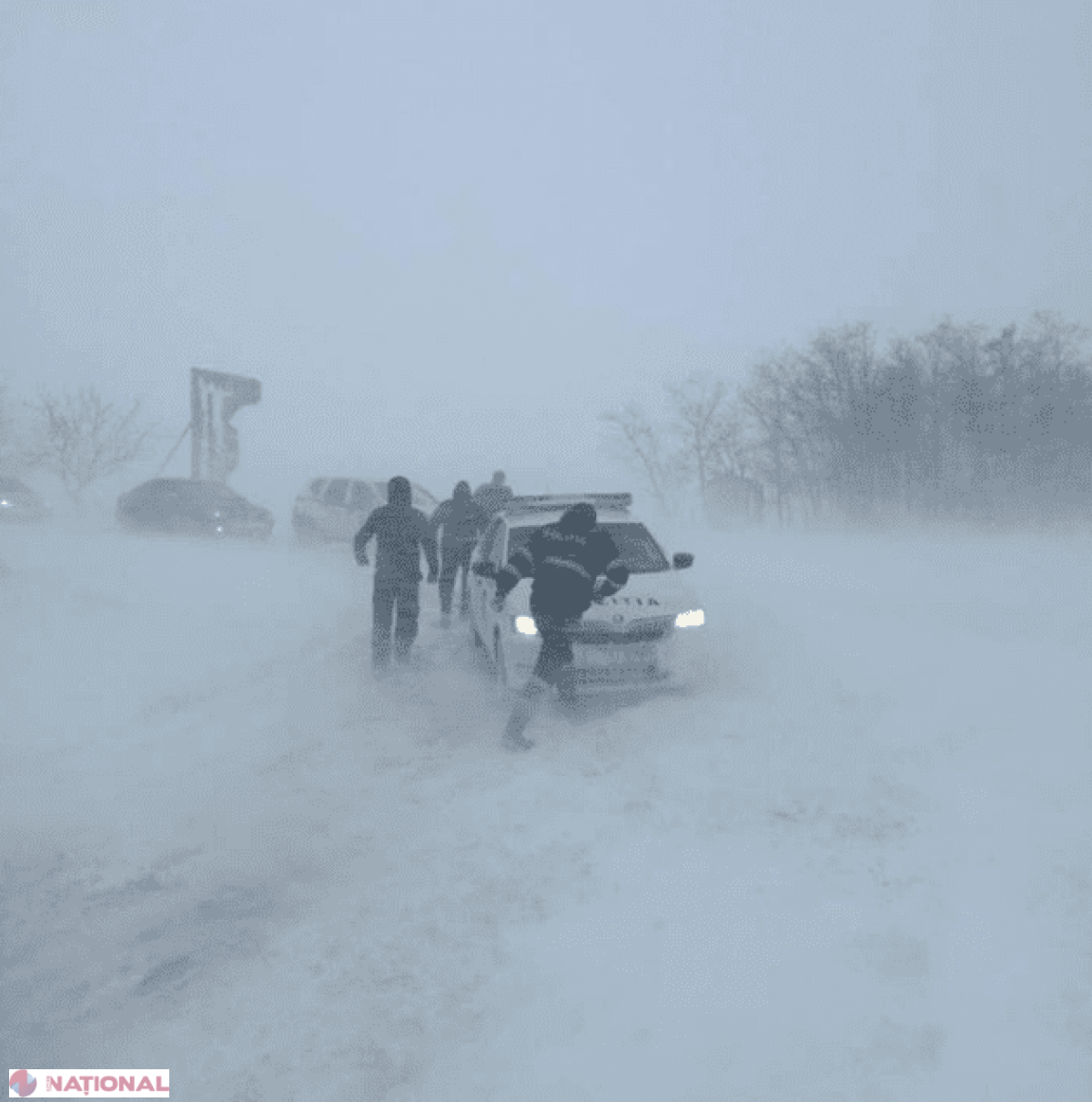 Peste 20 de sate din R. Moldova rămân IZOLATE: Drumurile de acces spre localități, BLOCATE de troiene