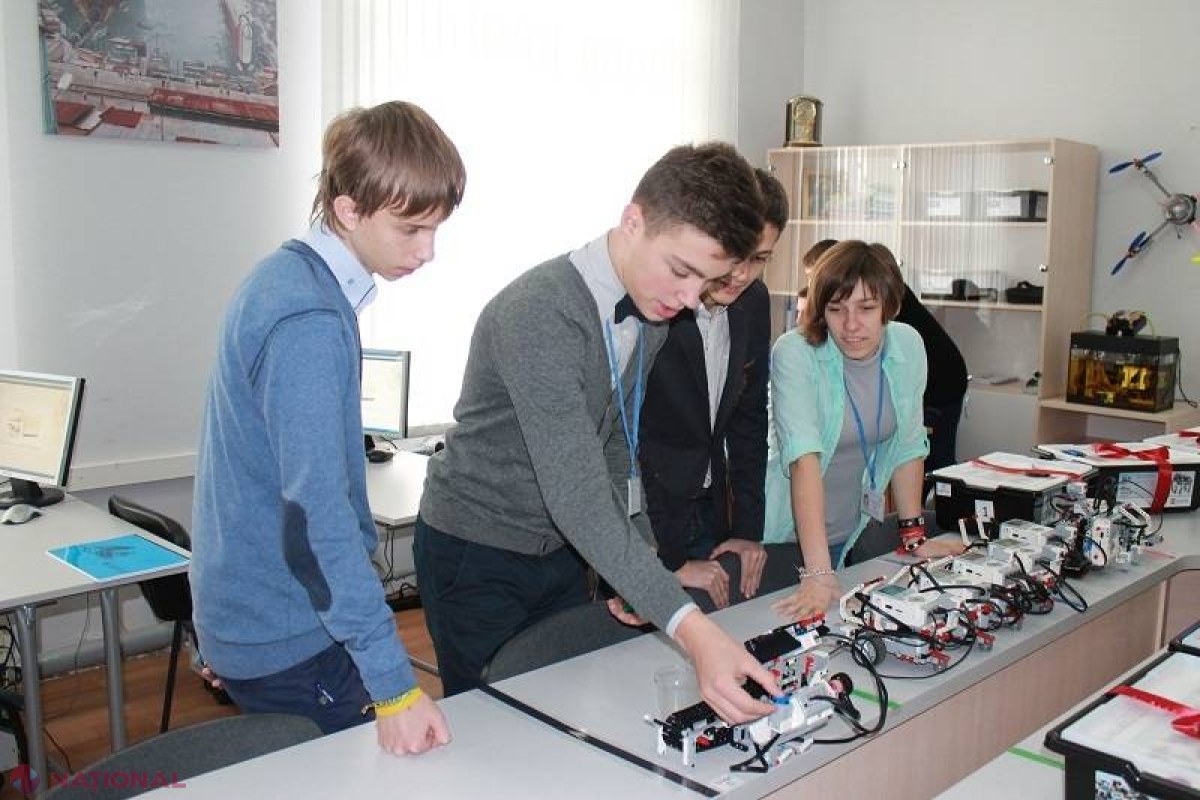 Elevii unui colegiu din Chișinău construiesc ROBOȚI