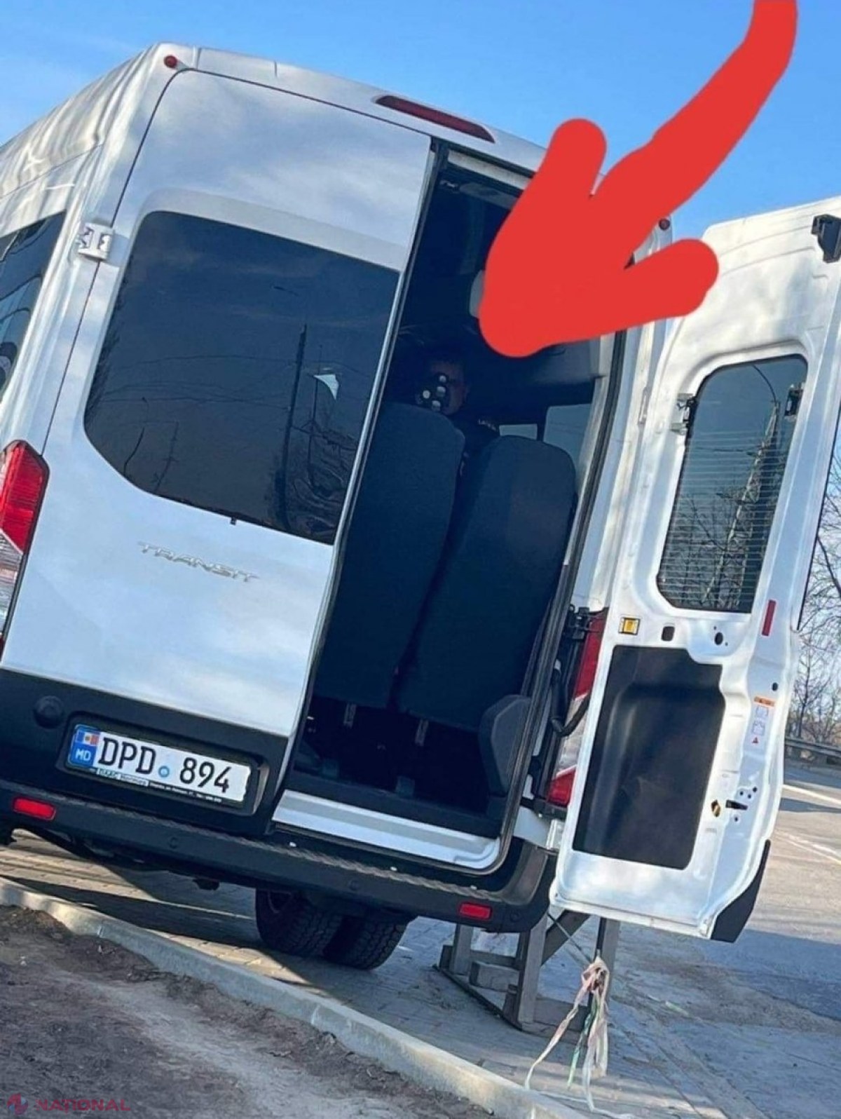 FOTO // Polițiștii cu RADARE au găsit o nouă metodă pentru a prinde vitezomanii. Unul dintre inspectori s-a ascuns într-un microbuz