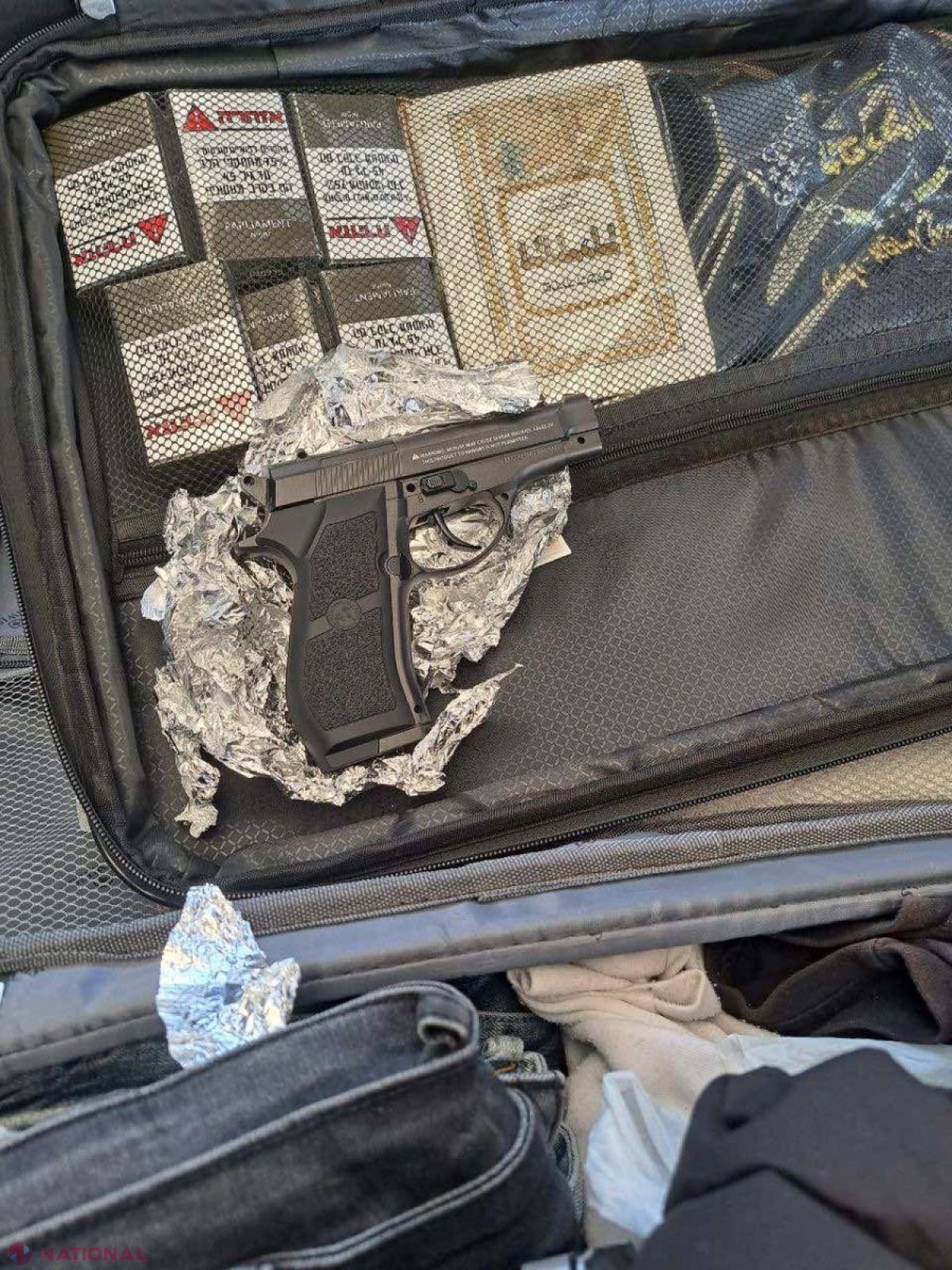 FOTO // Doi israelieni au încercat să introducă în R. Moldova trei ARME și mai multe recipiente cu bile metalice pentru acestea. Obiectele interzise au fost camuflate în folie de staniol