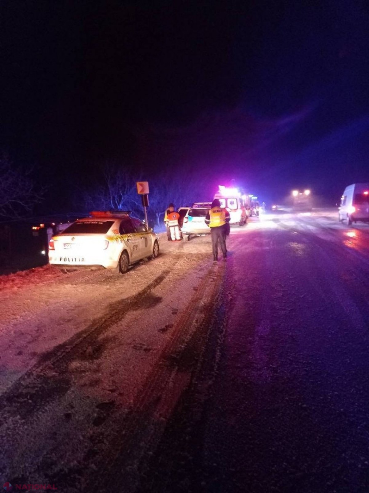 FOTO // Un autocar de pe ruta Kiev - Chișinău, cu 68 de pasageri la bord, s-a răsturnat la Florești: 16 persoane au ajuns la spital