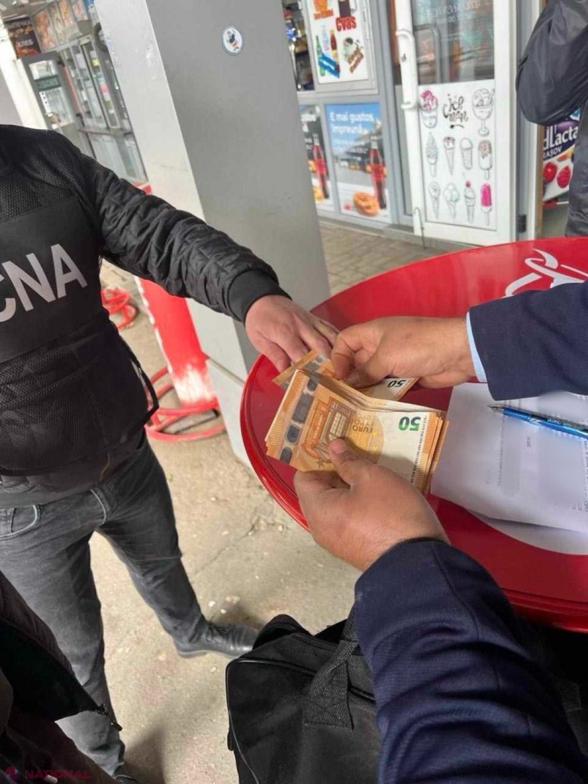 VIDEO // Negoț cu permise de conducere pentru TRACTOR. Un bărbat a pretins 2 400 de euro pentru perfectarea a două permise de conducere