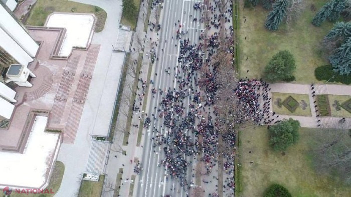 UPDATE // Circulație rutieră, reluată! Protestatarii aduși de Partidul „Șor” în fața Parlamentului au blocat circulația rutieră pe bulevardul Ștefan cel Mare și Sfânt: Poliția îndeamnă șoferii să evite zona