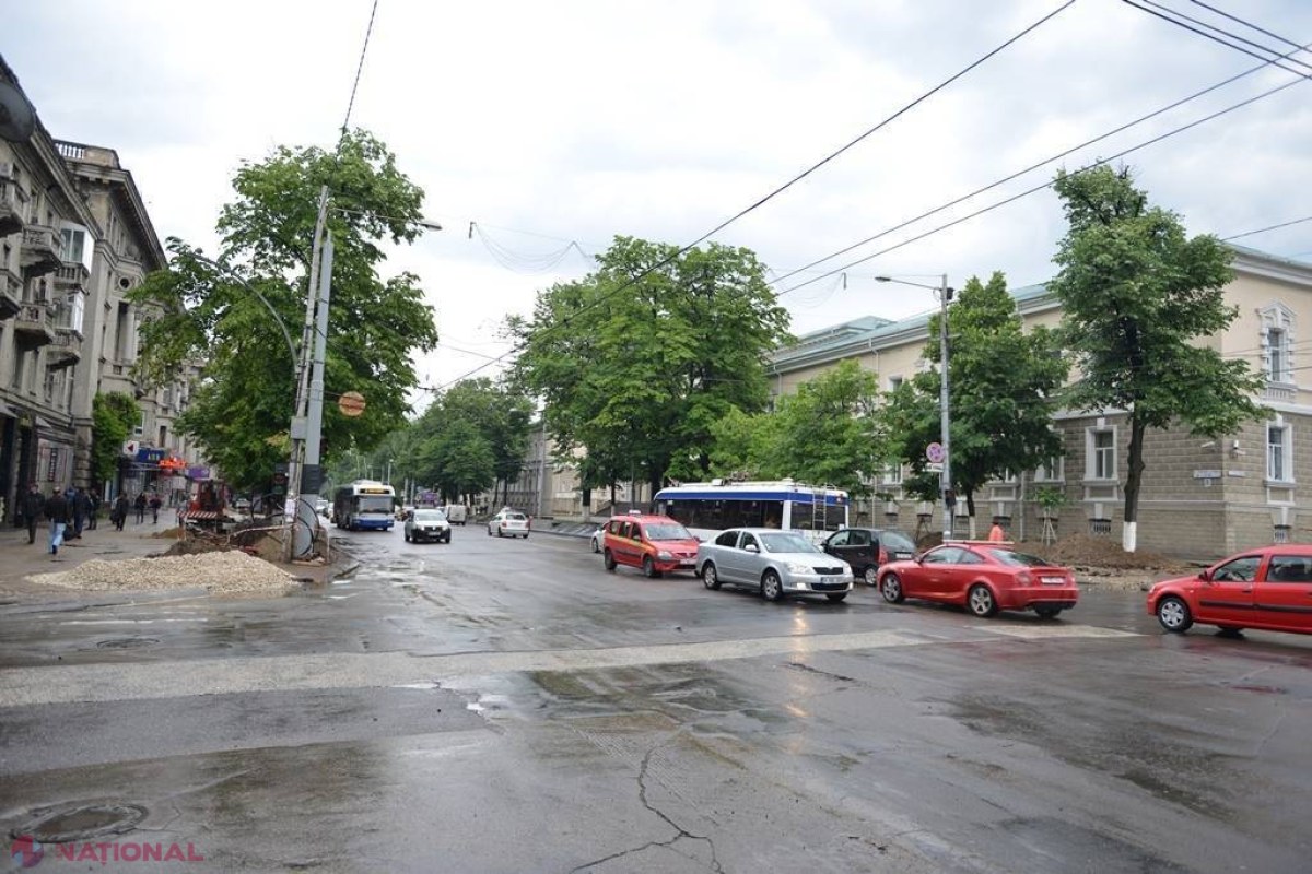 FOTO // Lucrări de reconstrucție pe bd. Ștefan cel Mare și Sfânt. Când va fi SISTAT transportul?