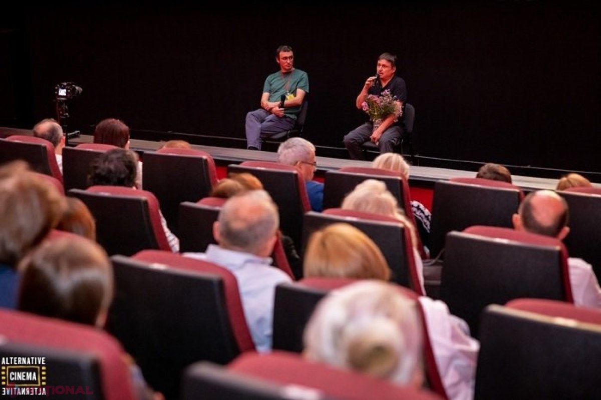 ZFR // Filmul „4 luni, 3 săptămâni și 2 zile”, care i-a schimbat viața lui Cristian Mungiu, prezentat la Chișinău. Regizorul, copleșit de „simpatia” cu care a fost primit în R. Moldova