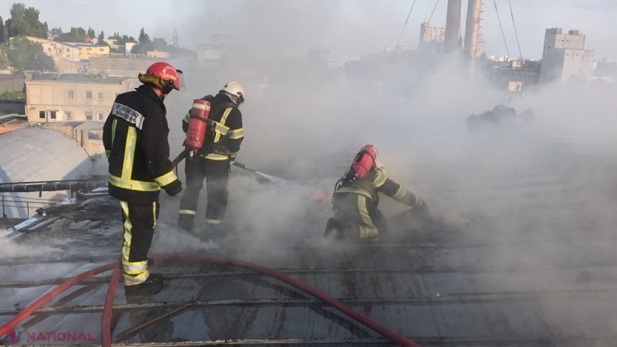 VIDEO // Acoperișul unei clădiri de pe str. Uzinelor din Chișinău a luat foc în această seară