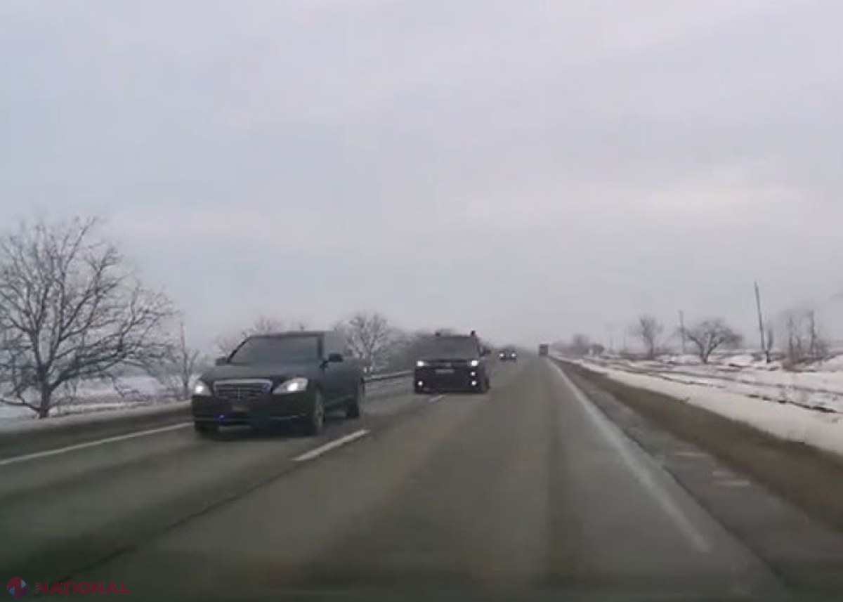 FOTO // Cortegiul președintelui Dodon ar fi fost la un pas să provoace un ACCIDENT. „Mașina avea o viteză nebună și a ieșit pe CONTRASESNS. Mai nu am ajuns în șanț”