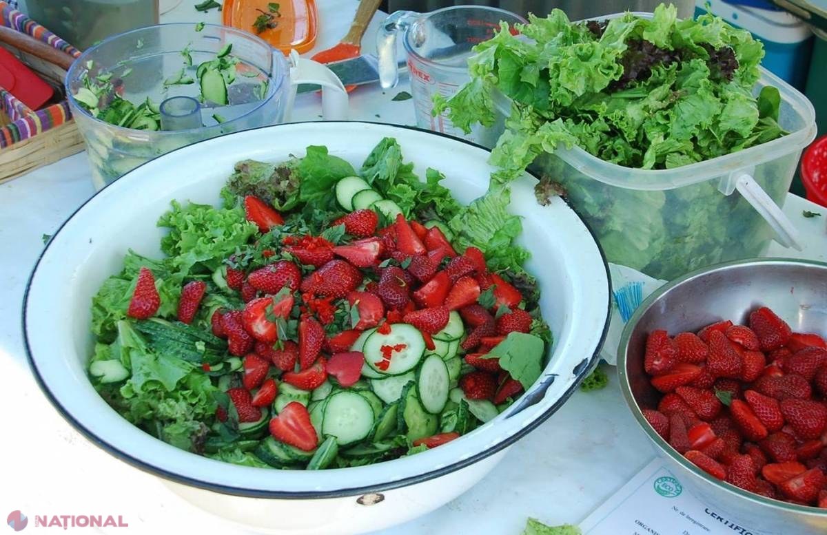 Rețeta Tamarei Șchiopu // Salată verde cu castraveți și căpșune