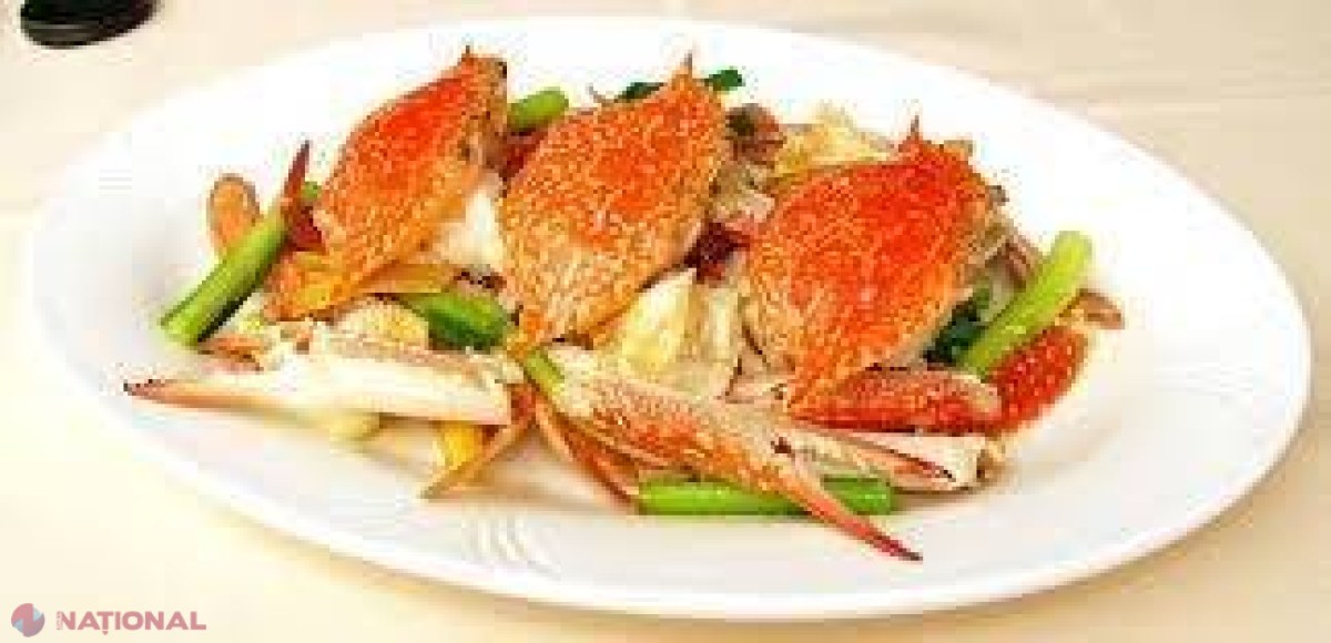VIDEO // Un crab gătit de viu mănâncă în tigaie ingredientele de lângă el