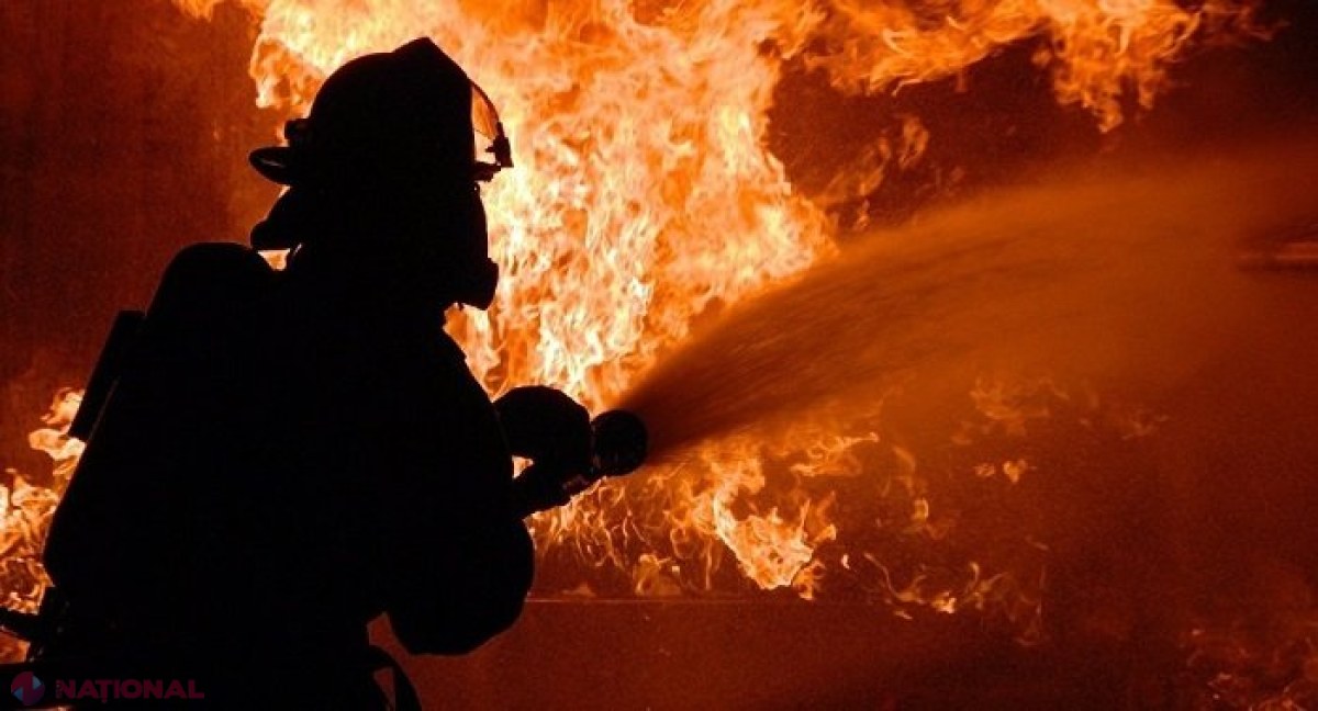 Incendiu într-un bloc de locuit de la Buiucani: S-a aprins un apartament de la etajul nouă