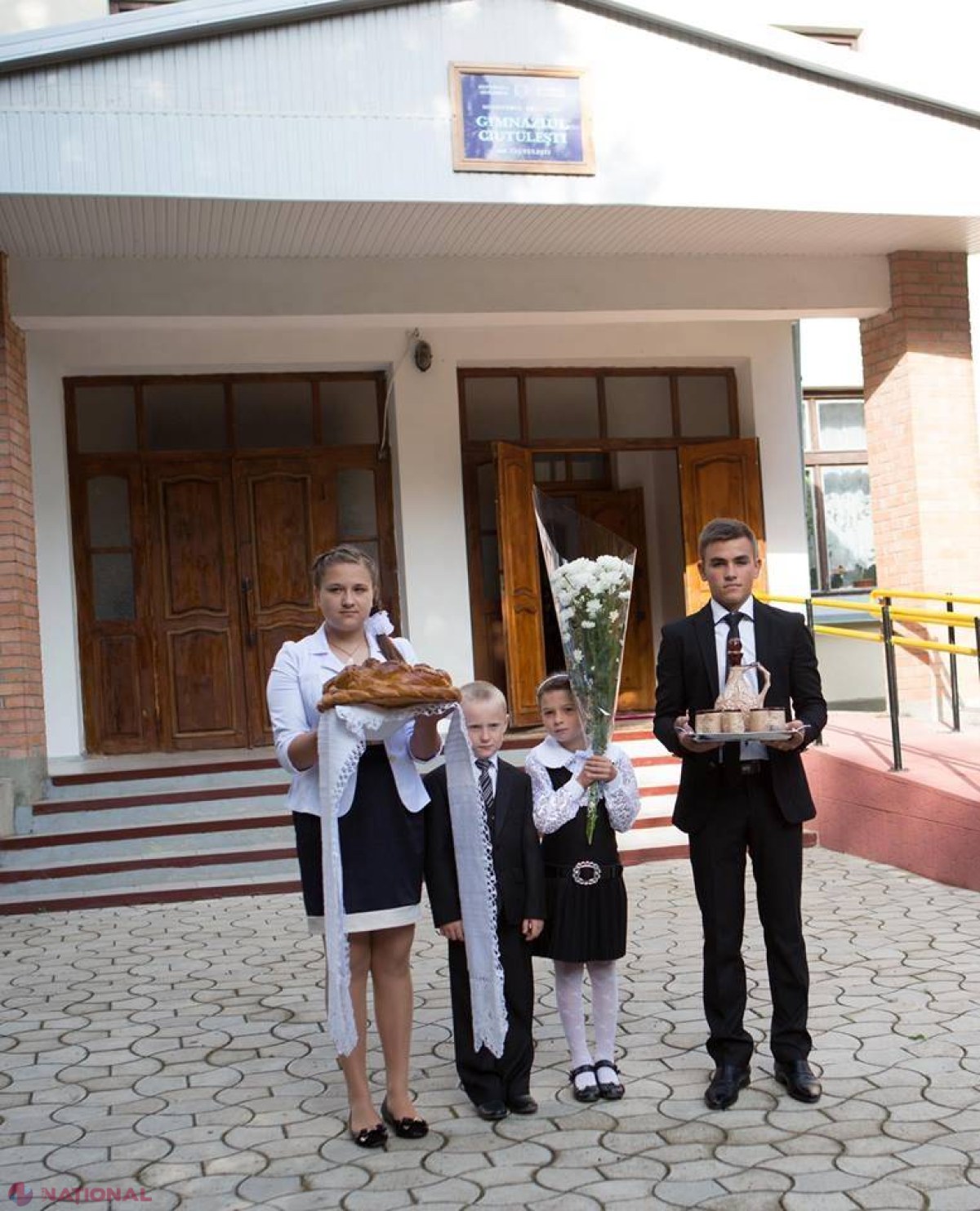 REPORTAJ FOTO // Președintele Timofti și-a retrăit PRIMUL SUNET la școala din sat